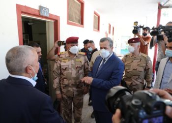 رئيس اللجنة الأمنية العليا ورئيس مفوضية الانتخابات يجريان جولة ميدانية على عدد من مراكز التصويت الخاص + صور