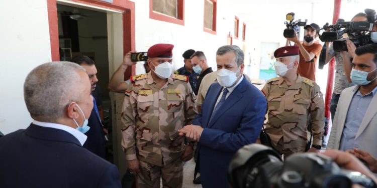 رئيس اللجنة الأمنية العليا ورئيس مفوضية الانتخابات يجريان جولة ميدانية على عدد من مراكز التصويت الخاص + صور