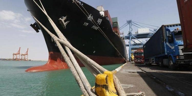 إحباط عملية “تهريب” حاوية محملة بالمستلزمات الطبية الخاصة بفحص كورونا في ام قصر