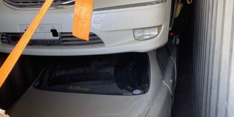 محاولة تهريب (8) عجلات مخالفة للاستيراد في ام قصر