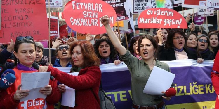 مقتل (26 امرأة) وتعرض (65) اخريات للعنف في تركيا