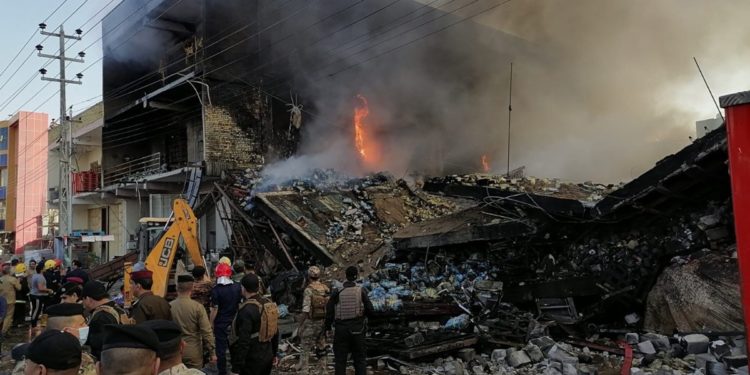 حريــــق في ميسان يتسبب بأنهيار بناية وفقدان إطفائيين وتكبد خسائر مالية فادحة