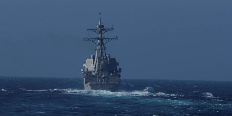 روسيا تتهم واشنطن بمحاولة اختراق مياهها الإقليمية