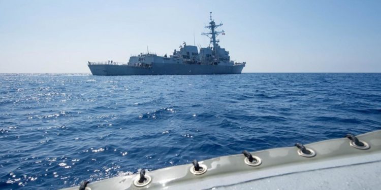 الصين تندد بإبحار (مدمرة أميركية و فرقاطة كندية) عبر مضيق تايوان