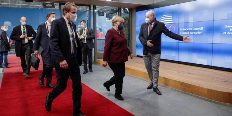 القادة الأوروبيون يكرمون (ميركل) في آخر قمة أوروبية تشارك فيها