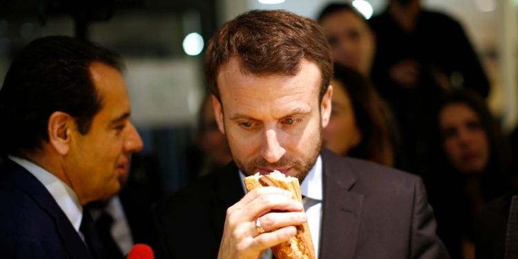 متطرفون يفسدون فرحة خباز عربي اختير لتقديم الخبز للإليزيه!