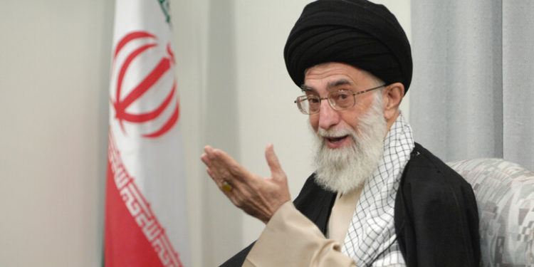 خامنئي .. من يتوهم أنه بالاتكاء على الاخرين يستطيع توفير الأمن لبلده سيتلقى صفعة قريبا