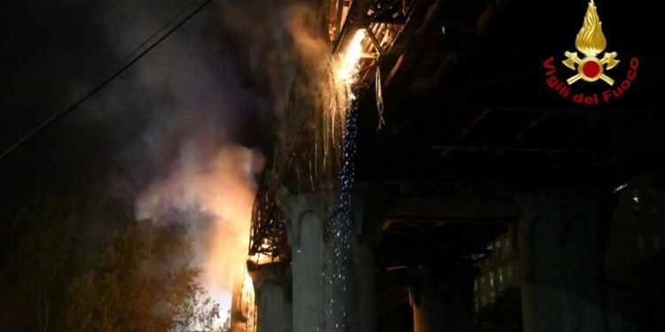 حريق يلتهم جسرا يعود إلى القرن الـ(19) في روما