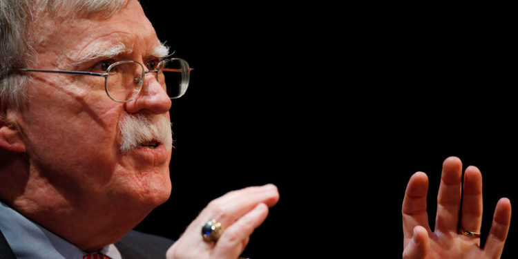 بولتون يقترح حل المشكلة النووية مع إيران بـ(الإطاحة بالنظام)