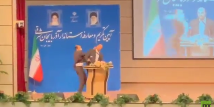 الحاكم الجديد لمحافظة أذربيجان الشرقية يتلقى صفعة قوية على المنصة أثناء إلقائه كلمة أمام وزير الداخلية