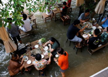 الفيضانات تعيـــــــــد الحياة لمطعم تايلاندي+ صور