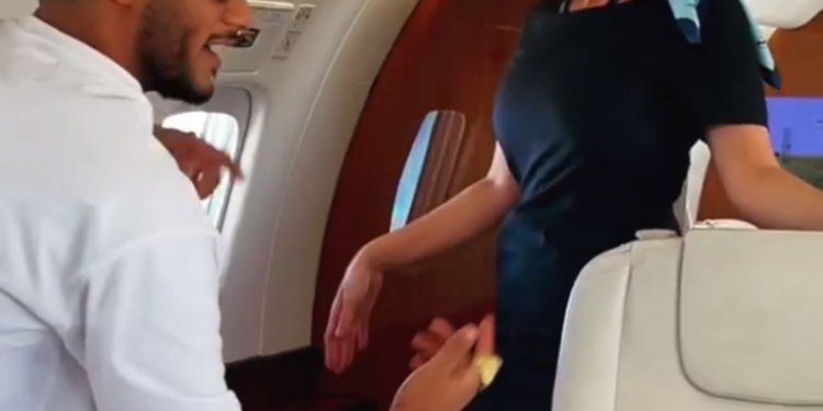 محمد رمضان يرقص مع المضيفة و يثير الجدل من جديد + فيديو