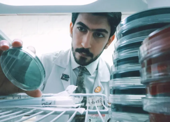 عراقي يبدع برسم لوحات بـــ(البكتيريا) عندما يجتمع الطب بالفن