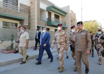 رئيس اللجنة الأمنية العليا ورئيس مفوضية الانتخابات يجريان جولة ميدانية على عدد من مراكز التصويت الخاص + صور