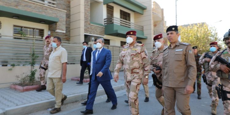 رئيس اللجنة الأمنية العليا ورئيس مفوضية الانتخابات يجريان جولة ميدانية على عدد من مراكز التصويت الخاص + صور