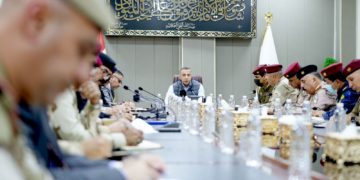 الكاظمي يجتمع بالقيادات الأمنية والعسكرية ويصدر عدداً من التوجيهات