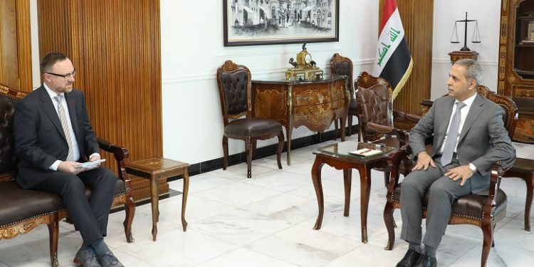 زيدان يبحث مع مستشار فريق التحقيق الدولي متابعة مصادر تمويل (داعش)