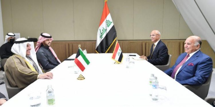 وزير الخارجيَّة يستعرض مع نظيره الكويتي التطورات الإقليميّة والسياسيّة في المنطقة