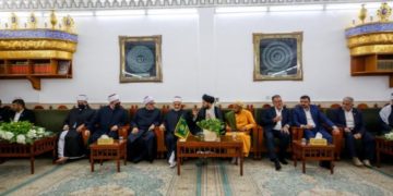 وفد من الأزهر الشريف يزور مرقد أمير المؤمنين (ع)