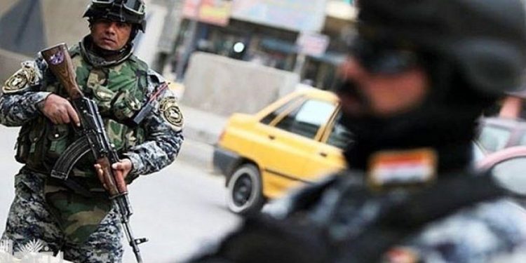 اصابة ضابطين وشرطي باشتباك مع مروج مخدرات