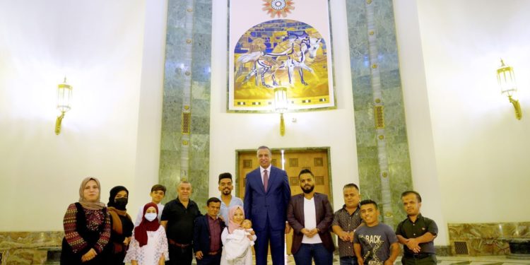 الكاظمي يوجه الأجهزة الحكومية بتسهيل متطلبات جمعية قصار القامة العراقية