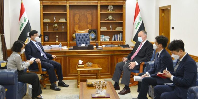 وزير المالية يلتقي السفير الكوري