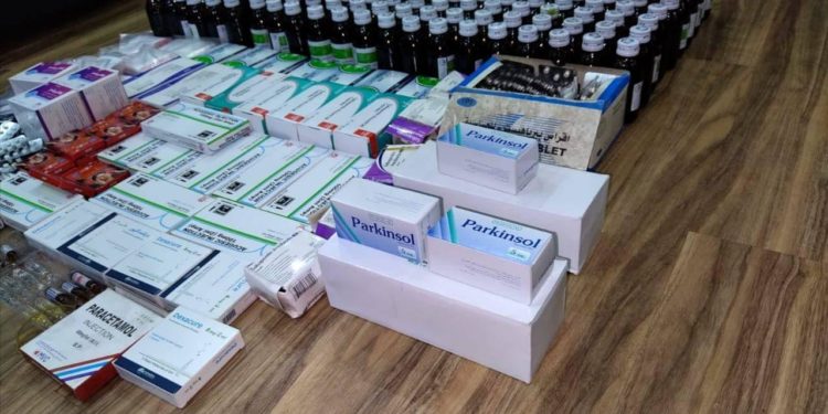 ضبط كميات كبيرة من الحبوب والابر المخدرة في احد محلات البتاوين + صور