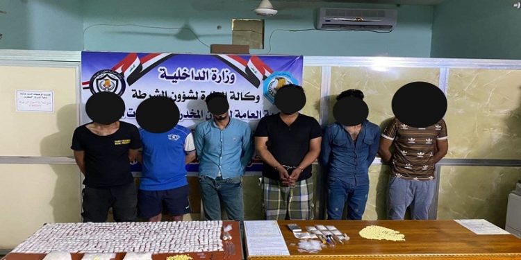 القبض على (8 أشخاص) بحوزتهم أسلحة ومخدرات في كربلاء
