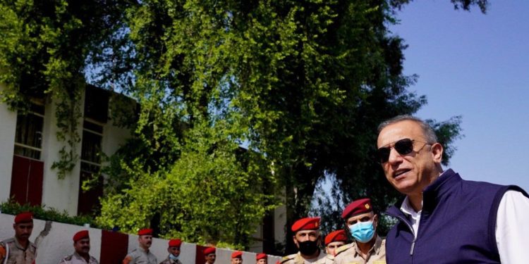 الكاظمي يستطلع على سير عملية التصويت الخاص في بغداد + صور