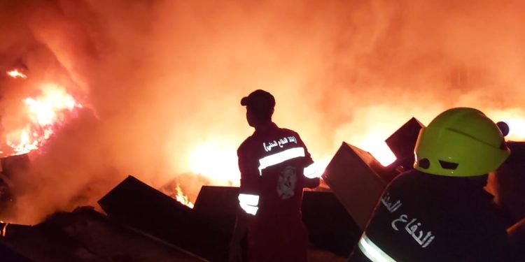 اخماد حريقا اندلع داخل جامعة بغداد من قبل (6 فرق إطفاء)