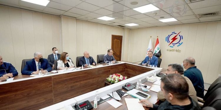 الكاظمي يزور وزارة الكهرباء ويلتقي ملاكها المتقدم