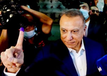 الكاظمي يغرد بـ(الإصبع البنفسجي) مستقبلكم بمشاركتكم