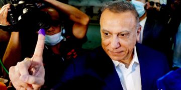 الكاظمي يغرد بـ(الإصبع البنفسجي) مستقبلكم بمشاركتكم