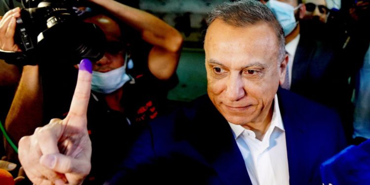 الكاظمي يغرد بـ(الإصبع البنفسجي) مستقبلكم بمشاركتكم