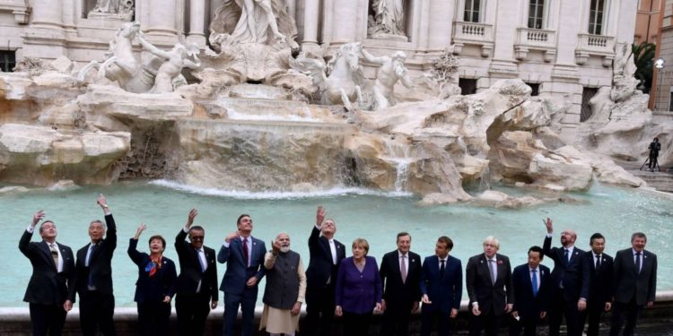 زعماء مجموعة العشرين يلقون عملات معدنية في نافورة بروما “طلباً للسعادة وتحقيق الأماني”