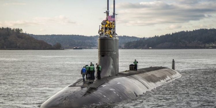 إقالة قادة طاقم (الغواصة الأمريكية) التي اصطدمت بجبل بحري في بحر الصين الجنوبي