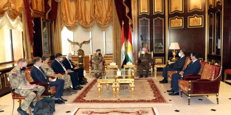 مسعود بارزاني يلتقي بمسؤول عسكري بريطاني كبير