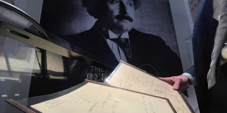 بيع مخطوطة نادرة لأينشتاين عن “النظرية النسبية” .. بسعر قياسي