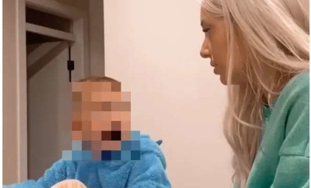 أطفال يشجعون أمهم على شرب (الحشيش)