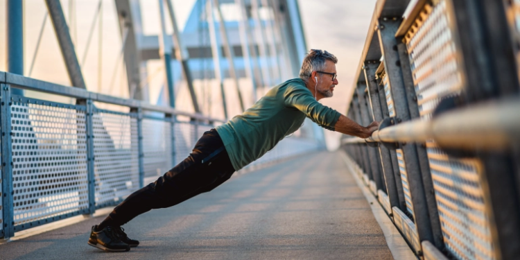 دليل لتقوية العضلات في منتصف العمر (خطوات يومية بسيطة)