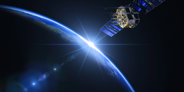 كيف يتضرَّر كوكبنا من آلاف الأقمار الصناعية التي تدور حوله .. (تلوث مناخي وازدحام فضائي)