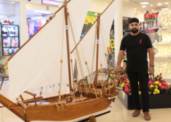 نحات عراقي يحول خشب الأبواب القديمة إلى مجسمات سفن