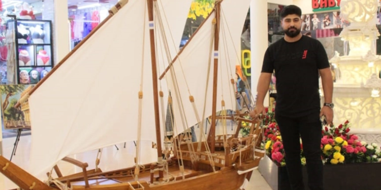 نحات عراقي يحول خشب الأبواب القديمة إلى مجسمات سفن