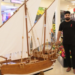 نحات عراقي يحول خشب الأبواب القديمة إلى مجسمات سفن