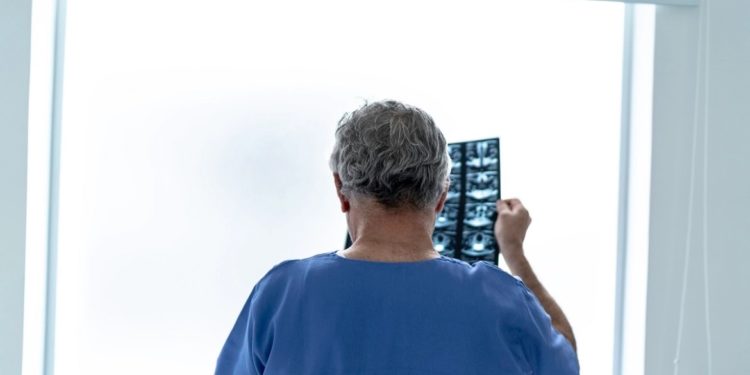 خدع 3 دول بينها واحدة عربية لمدة (10 سنوات) حتى أصبح معالجاً عسكرياً