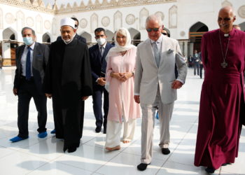 ولي العهد البريطاني وزوجته في جولة داخل الجامع الأزهر