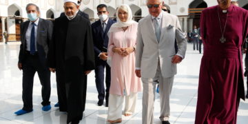 ولي العهد البريطاني وزوجته في جولة داخل الجامع الأزهر