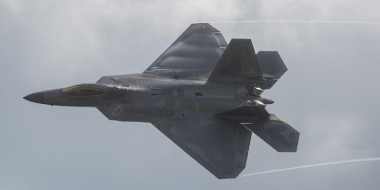 المقاتلة الأمريكية (إف – 22 رابتور) ترصد بطلاء عاكس