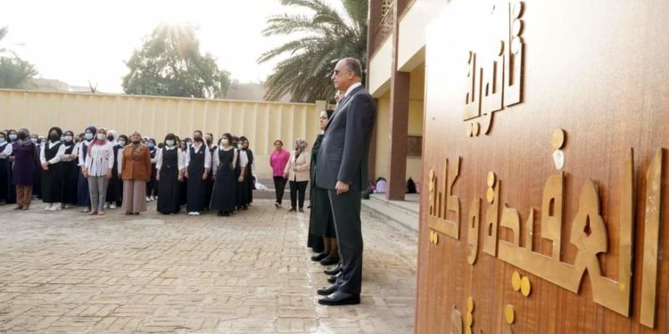 الكاظمي يزور ثانوية العقيدة و يقرع جرس بدء العام الدراسي الجديد