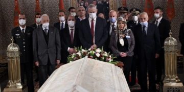 وزير الدفاع الإسرائيلي يزور ضريح محمد الخامس في (أول زيارة رسمية له) إلى المغرب